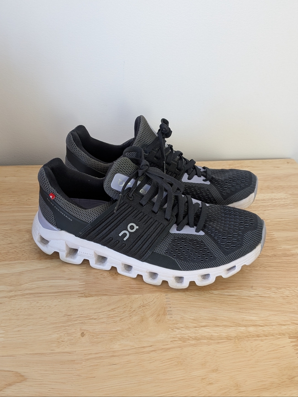 On Cloud Cloud swift Women's Running Sneaker Size 7 Black Purple
